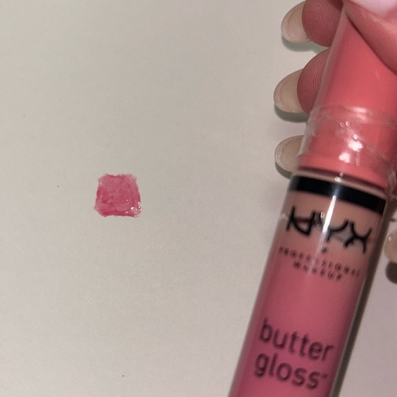 NYX butter gloss shade vanilla cream pie - Picture 2 of 3